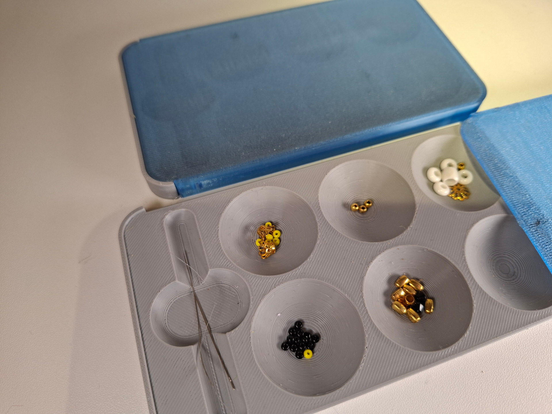 Bead Storage Box with Magnetic Needle Holder