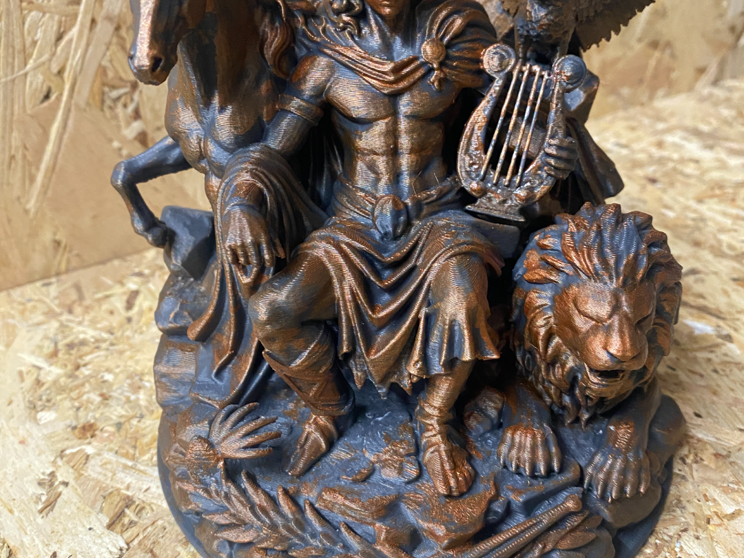 sculpture d'apollon sur son trône.
