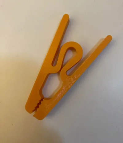 Simple clothespin / clip