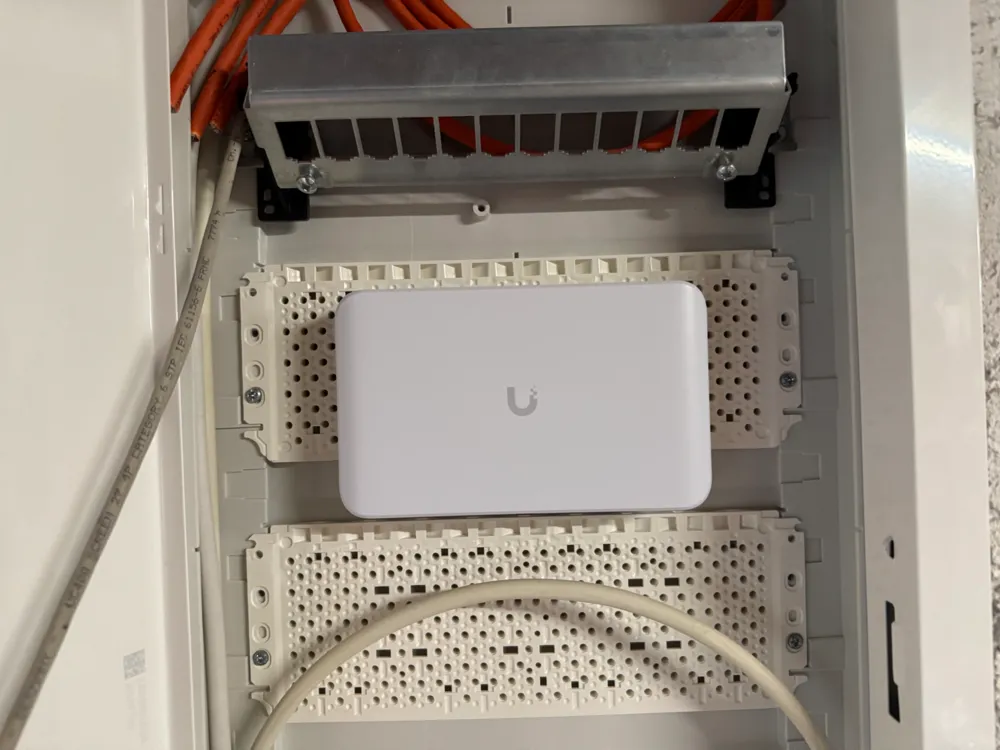 Hager Adapter for Unifi Switch Lite 8 POE Lite by rbt.trapp - MakerWorld