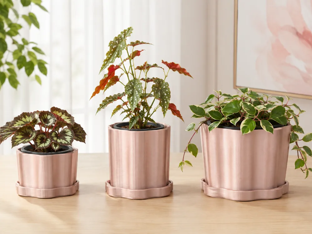 Letrero o emblema decorativo: Mai Bloom Nursery Cachepot & Saucer. Referencia del modelo original.