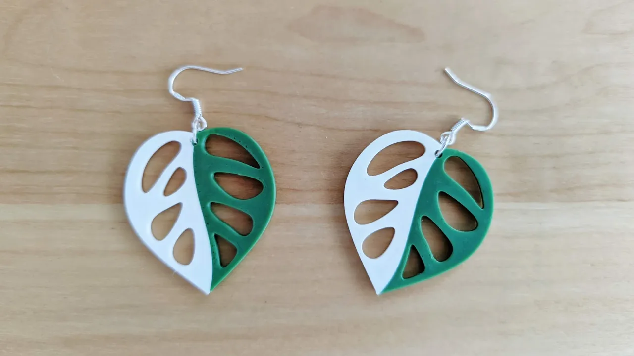 Monstera adansonii earrings / key chains view 2