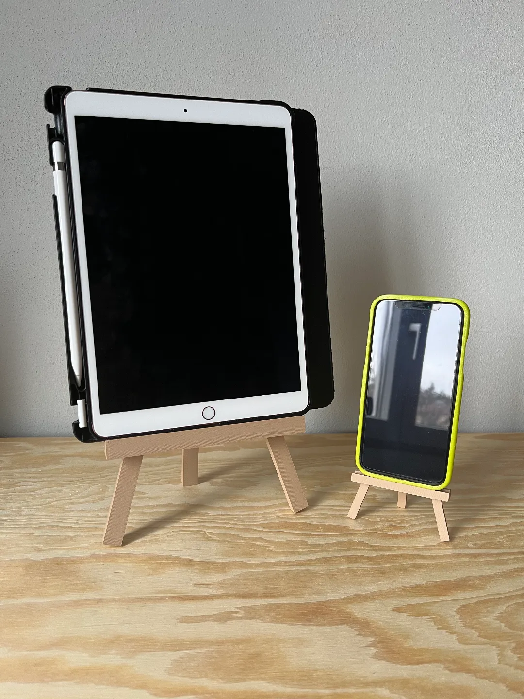 Painting easel stand for HueForge/photo/devices view 3