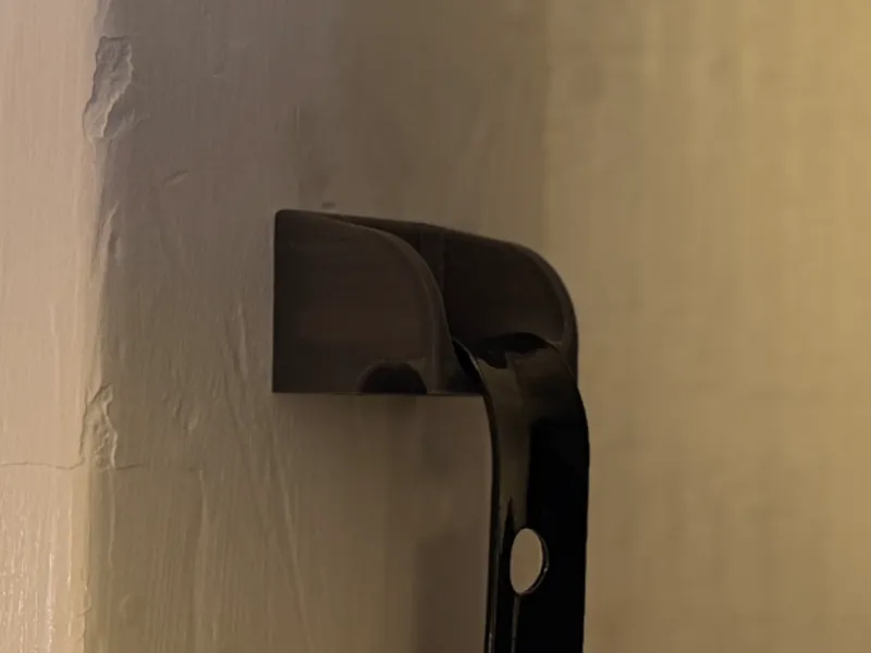 Universal shoe horn hanger