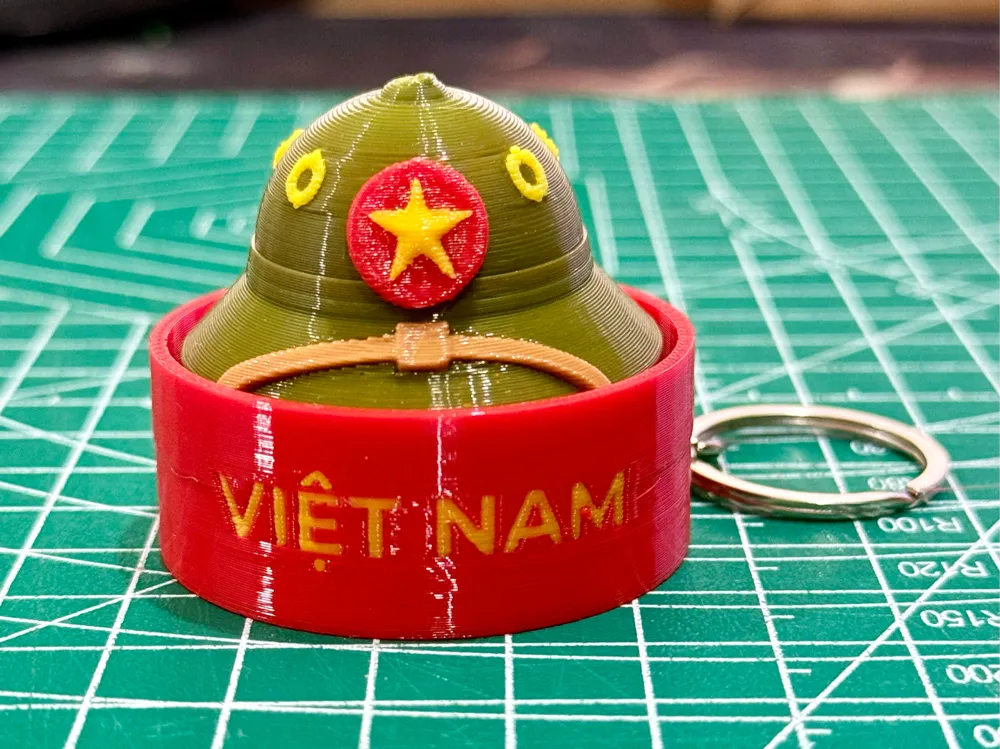 Pieza para disfraz o exhibición: Vietnamese Soldier Pith Helmet Clicker. Referencia del modelo original.