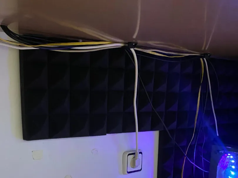 Range-câbles sous bureau