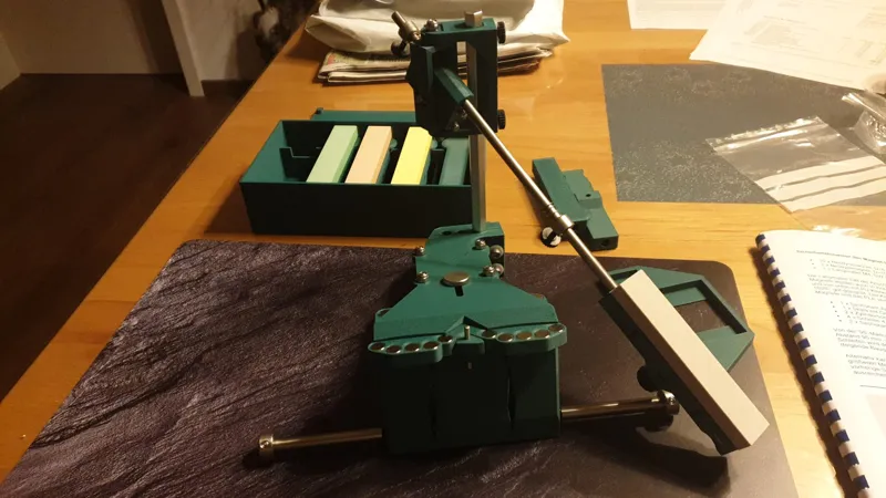 Präzisions-Messerschleifer / Precision knife sharpener