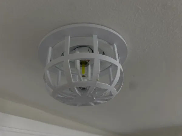 Cage de protection pour sprinkler de plafond