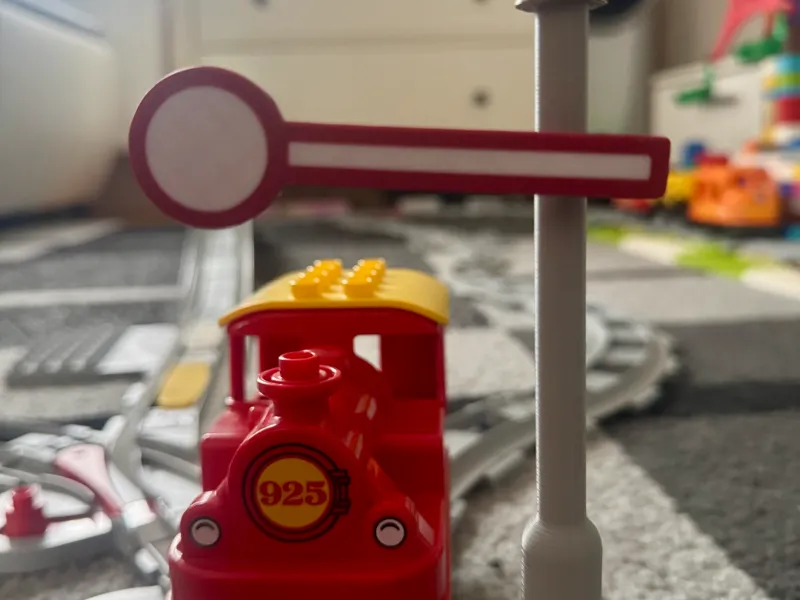 L. Duplo train traffic light