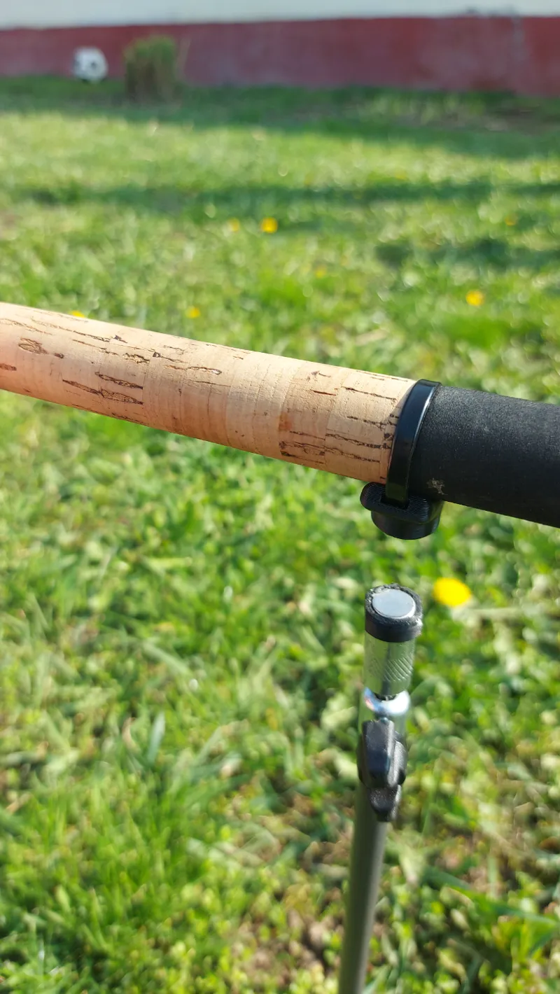 Magnetic fishing rod holder head