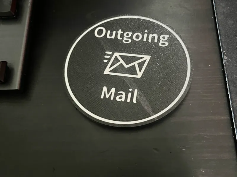 Outgoing mail magnet for mailboxes