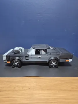 Letrero o emblema decorativo: 200% BIG BRICKS - Dom Toretto's 1970 Charger — vista de referencia 3