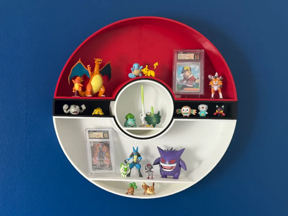 Estante o repisa: Giant Poké Ball Wall Display Shelf – 50cm. Referencia del modelo original.