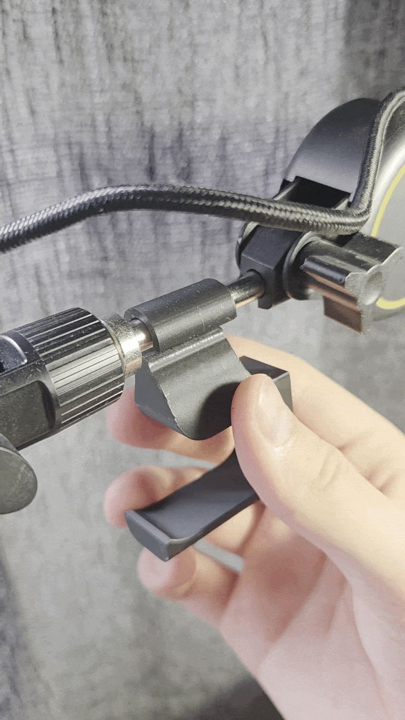 Headphones holder locking in place (8mm)