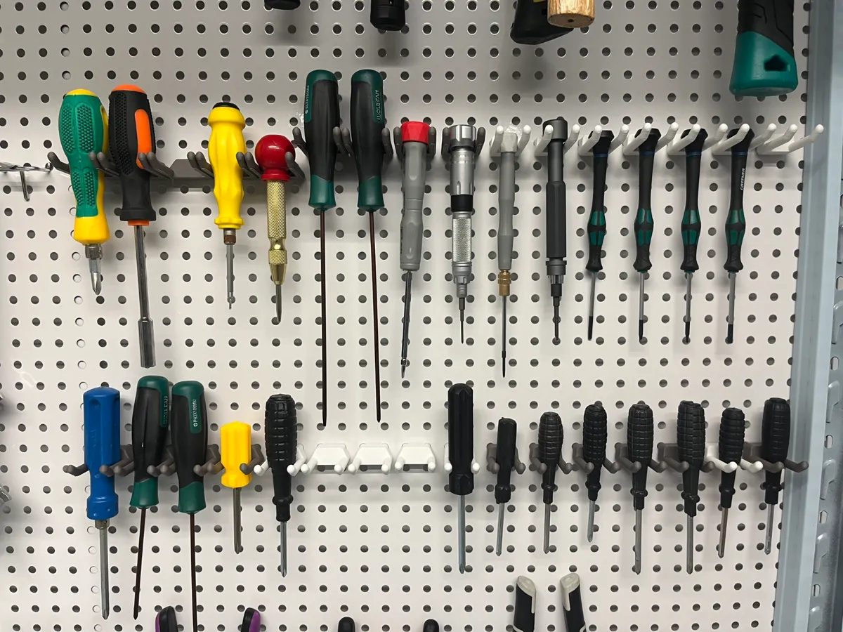 Crochets pour panneau perforé — outils