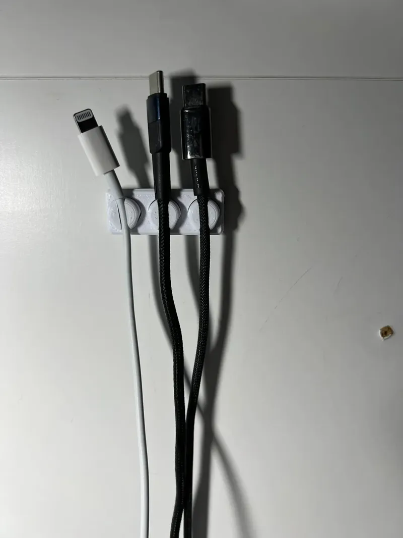 Magnetic cable holder with 6x3 magnets