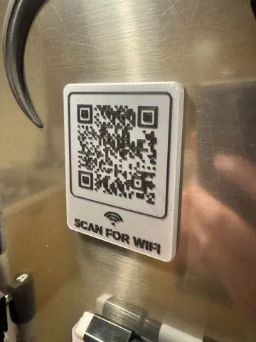Letrero o emblema decorativo: Parametric Wi-Fi QR Fridge Magnet — vista de referencia 5