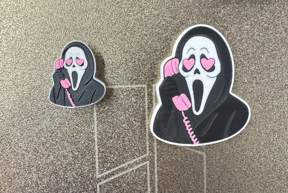 Ghost Face Heart Eyes Keychain - Free 3D Print Model - MakerWorld