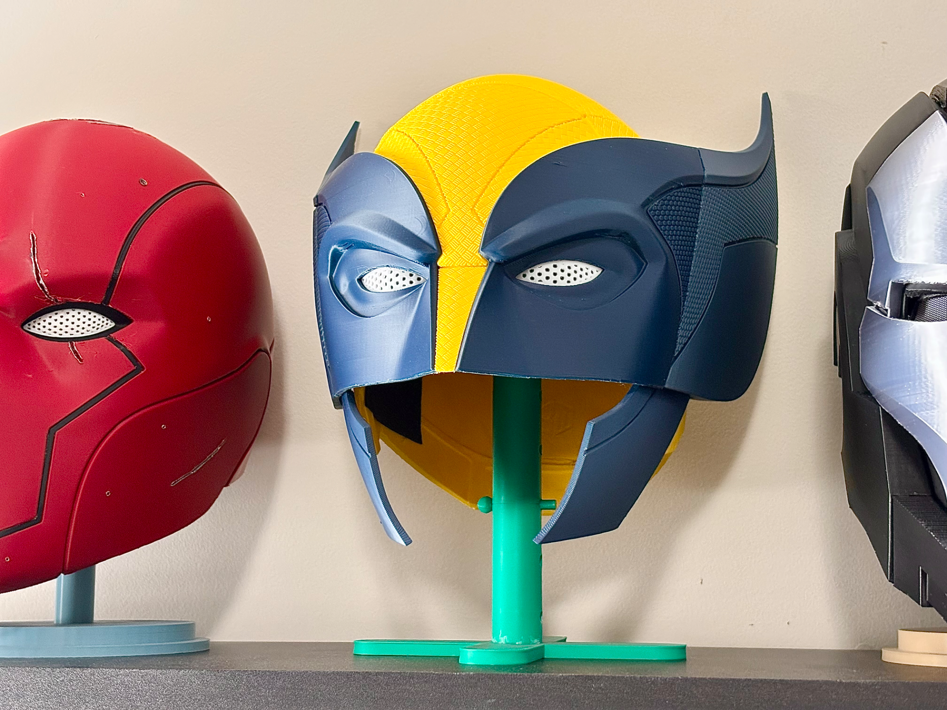 (Adjustable) Helmet Stand 