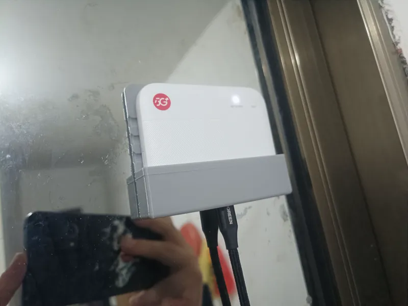 中兴F50（飞猫U20）墙上放置架，背面带通风凹槽