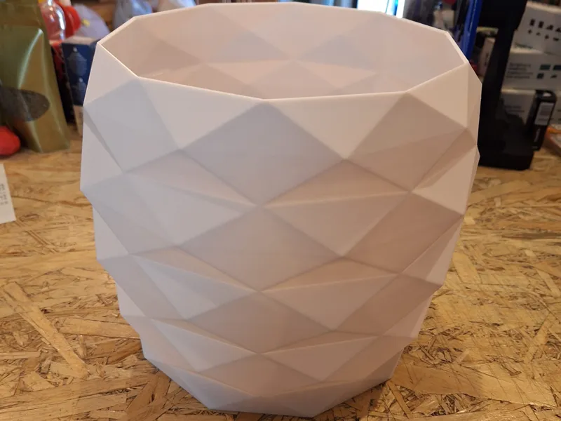 Vaso multifaccia con fori sul fondo