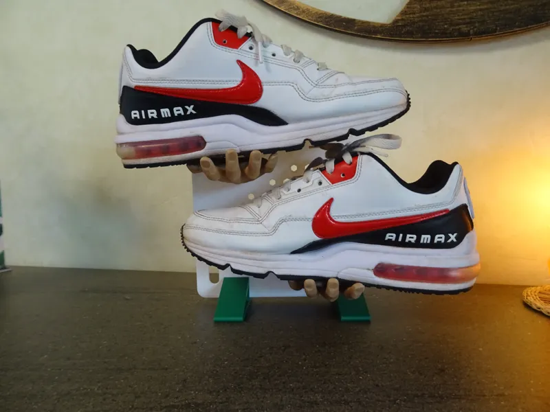 Mains qui portent vos chaussures