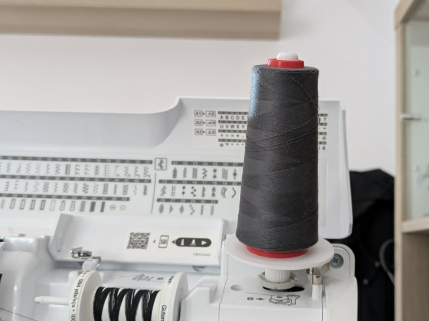 Spool holder for sewingmachine