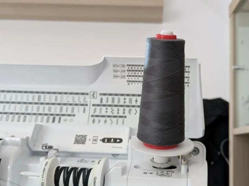Spool holder for sewingmachine