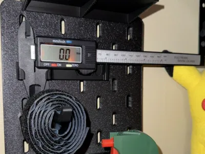 Horizontal caliper holder for skadis