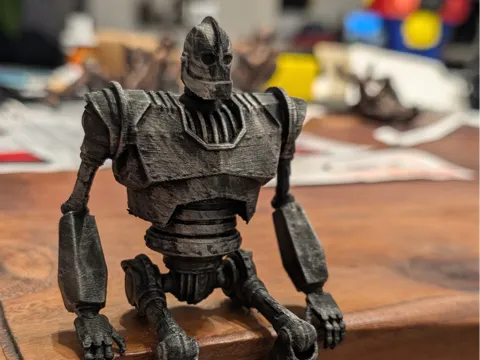 Estante o repisa: The Iron Giant – Protective Desk & Shelf Sitter — referencia de MakerWorld