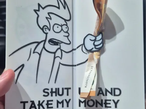 Letrero o emblema decorativo: Biglietto auguri futurama meme - Fry take my money — referencia de MakerWorld