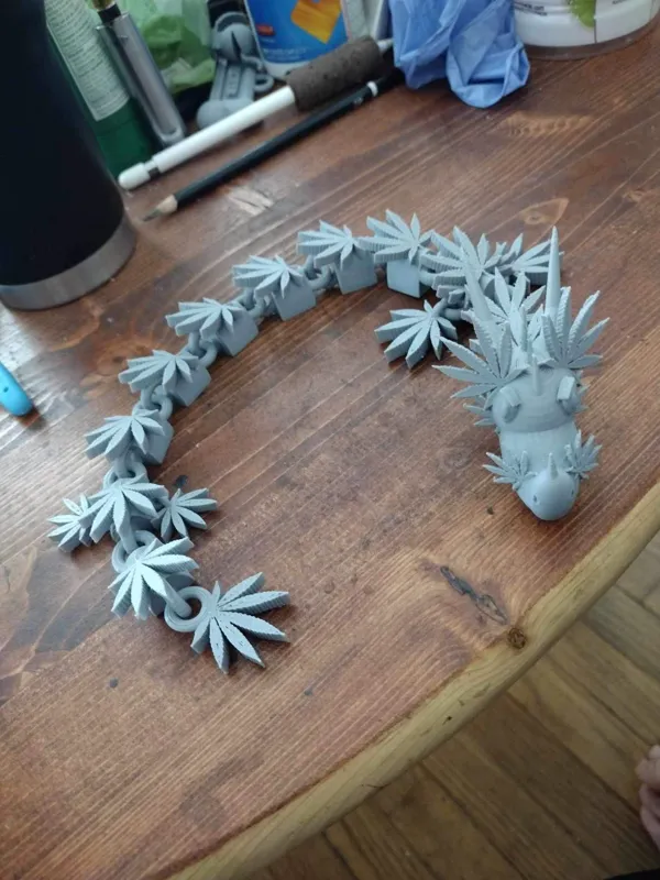 Dragon articulé feuille de cannabis