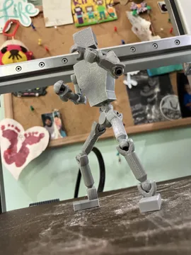 Figura decorativa: TINKERCAD Action Figure 3.0 — vista de referencia 3