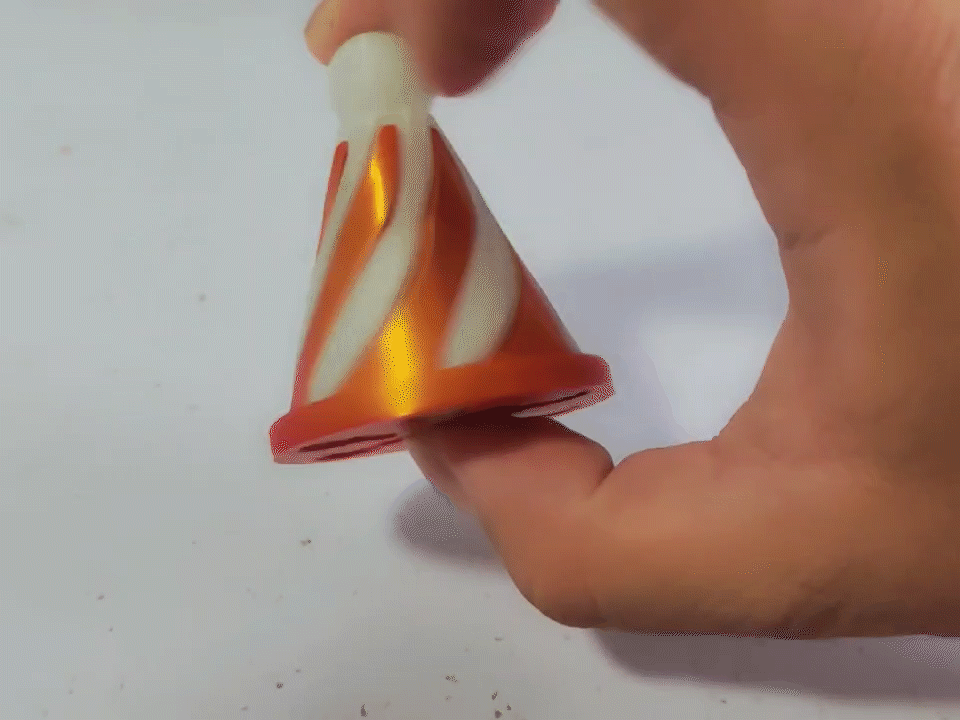 Miniatura 1 do modelo 3D 解压螺旋陀螺圣诞帽，一体化打印顶部球头可转