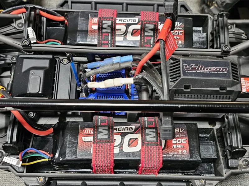 Traxxas X-Maxx Akkufach mit Klettverschluss