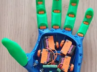 Main robotique motorisée à commande vocale — photo 1