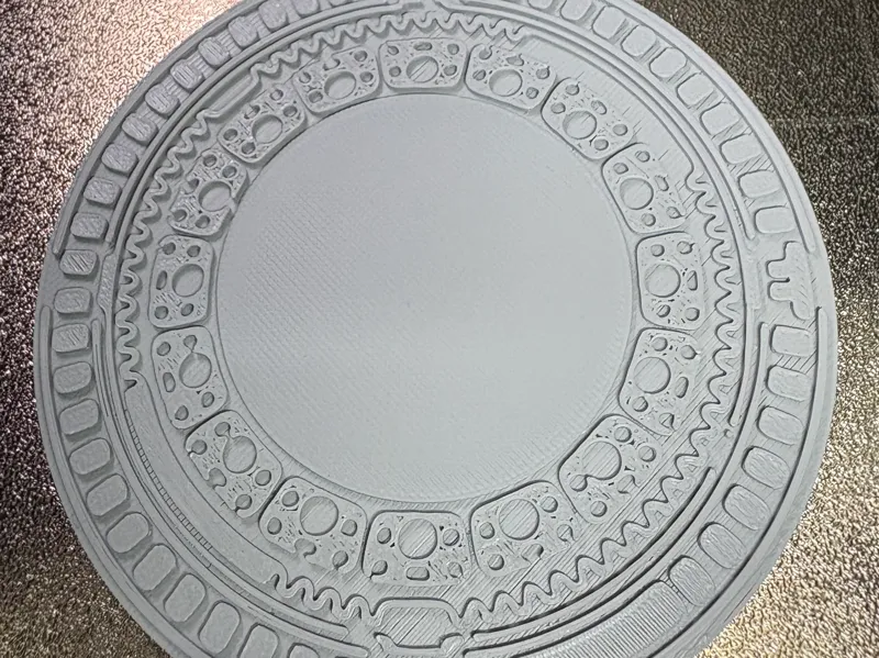 Urbane Glasuntersetzer im Gullydeckel-Design