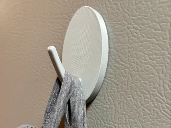 Crochet de réfrigérateur avec insert aimant