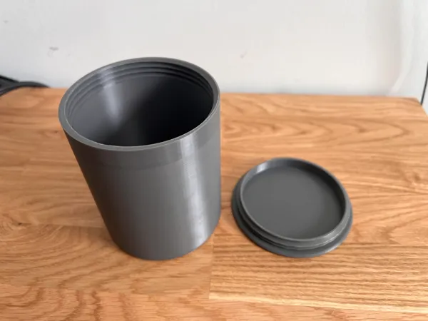 Vase à couvercle vissé