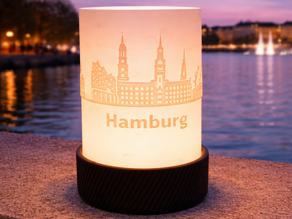 Hamburg Skyline Leuchtzylinder voller Hafenflair