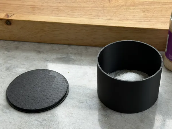 Salière ou boîte à bijoux avec couvercle