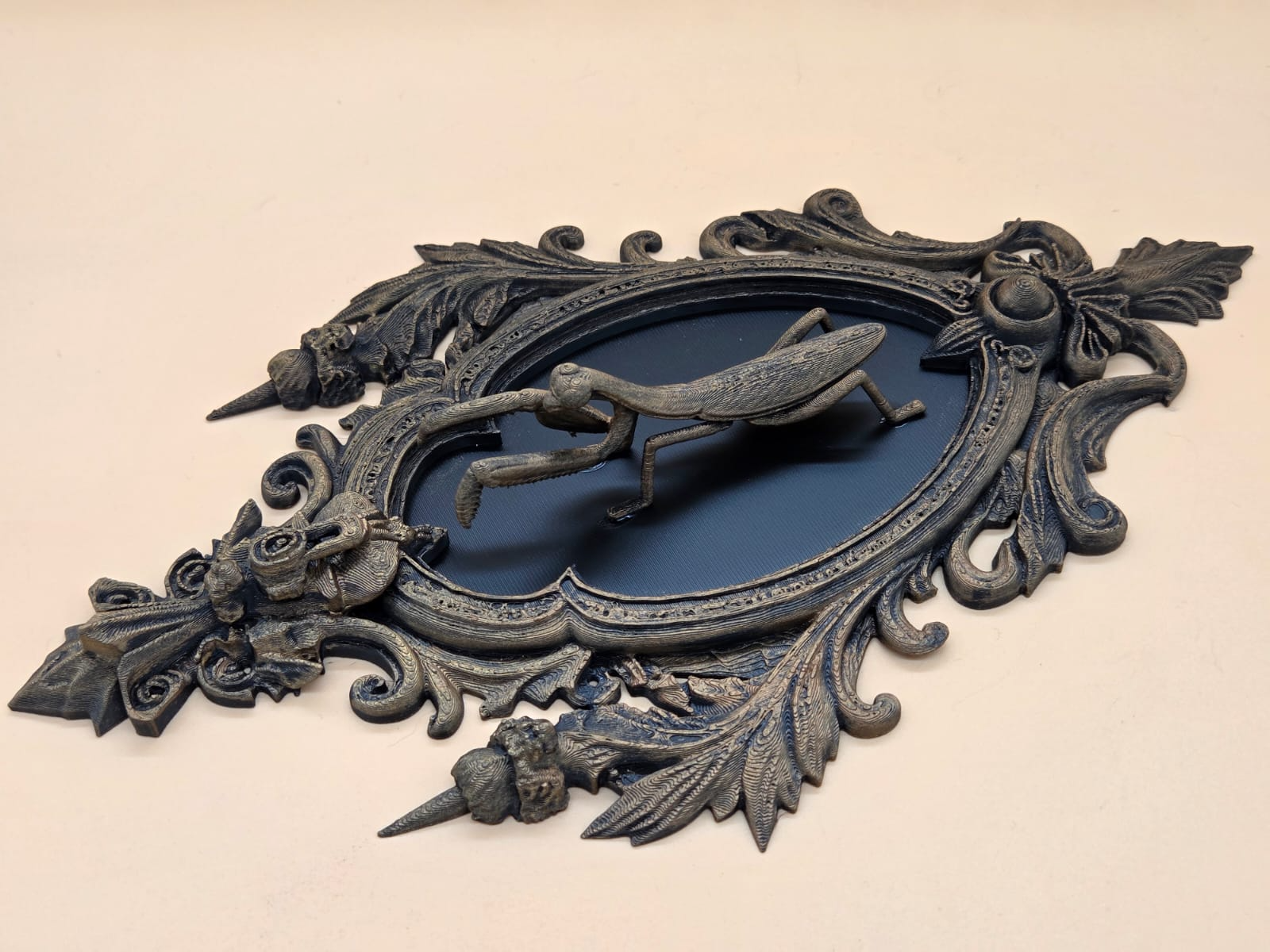 Ornamentaler Bilderrahmen mit Gottesanbeterin