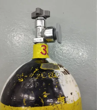 Screw for pressure bottle