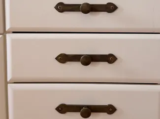 Handtag till lådor och skåp