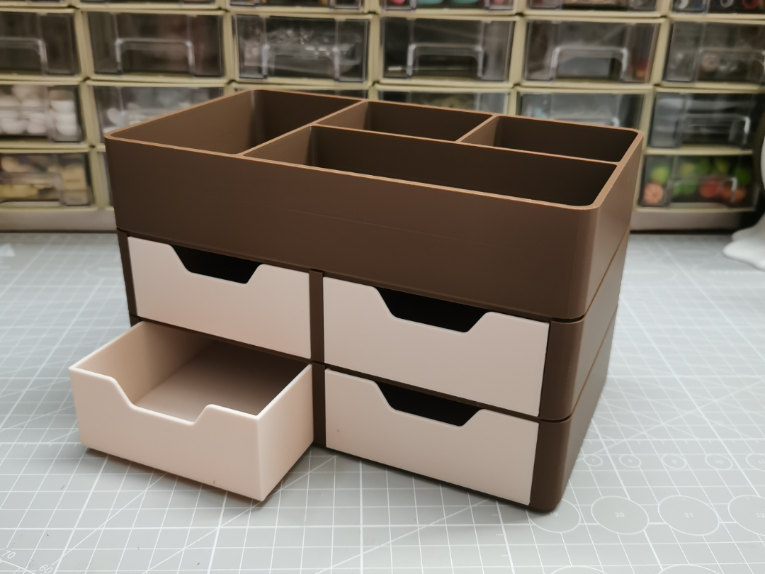 Miniatura 1 do modelo 3D 可以叠加的带抽屉桌面收纳盒