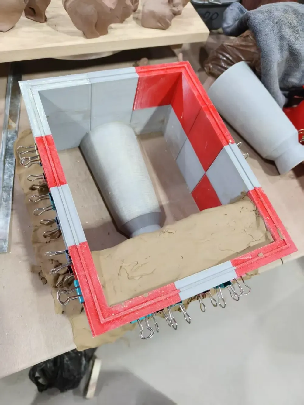 Free your hands and effortlessly create molds! A DIY multi-functional ...
