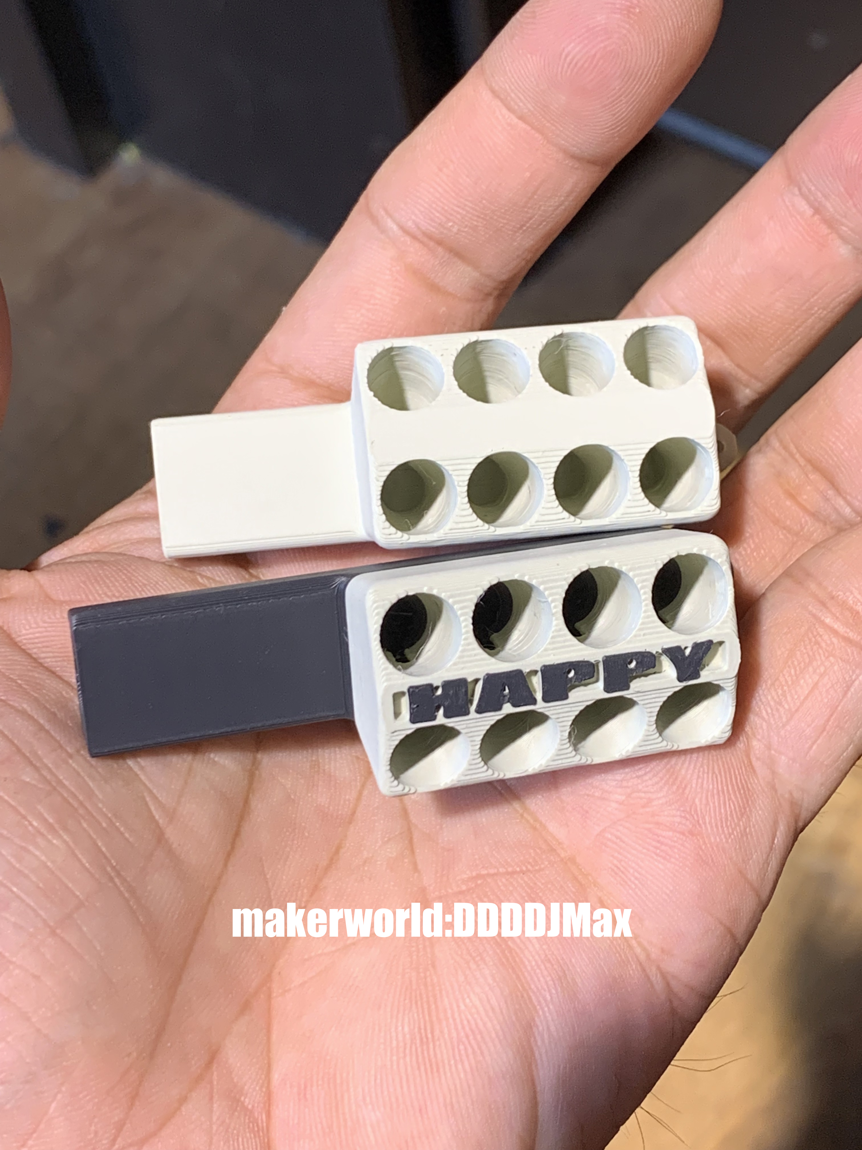 Miniatura 1 do modelo 3D 极简风 mini迷你V8发动机烟嘴  生命加速器 快乐8倍 可当挂饰钥匙链