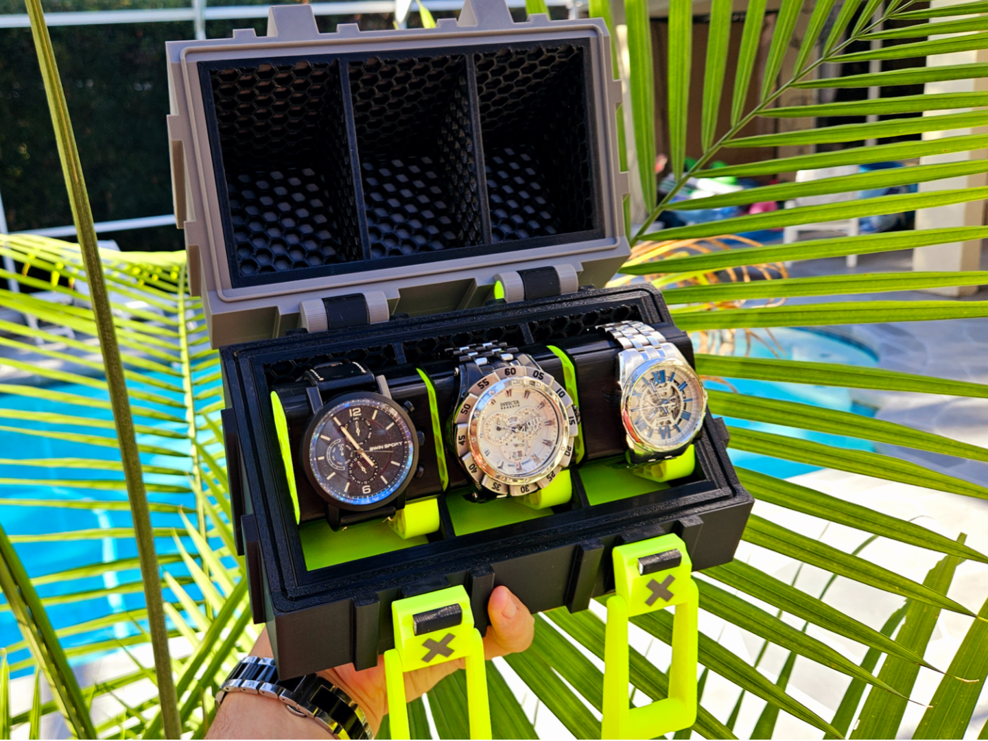 Ultimate Watch Box, Display