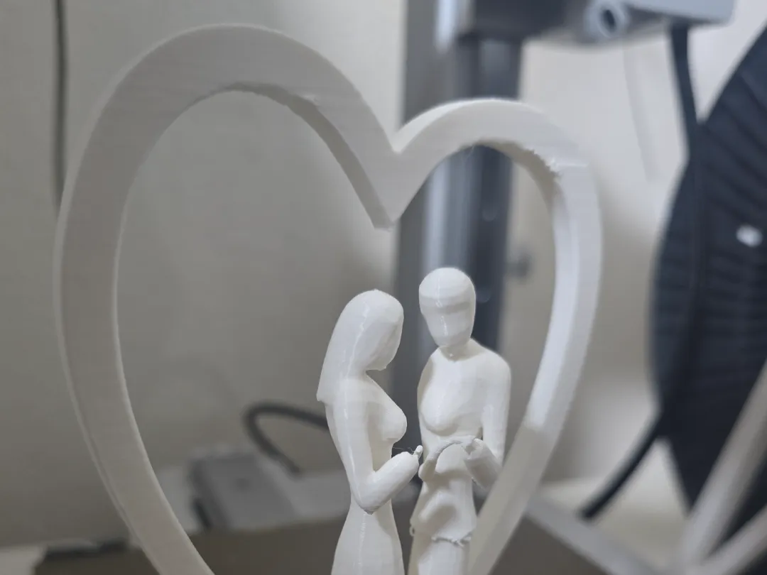 couple at the arch of the heart - Free 3D Print Model - MakerWorld
