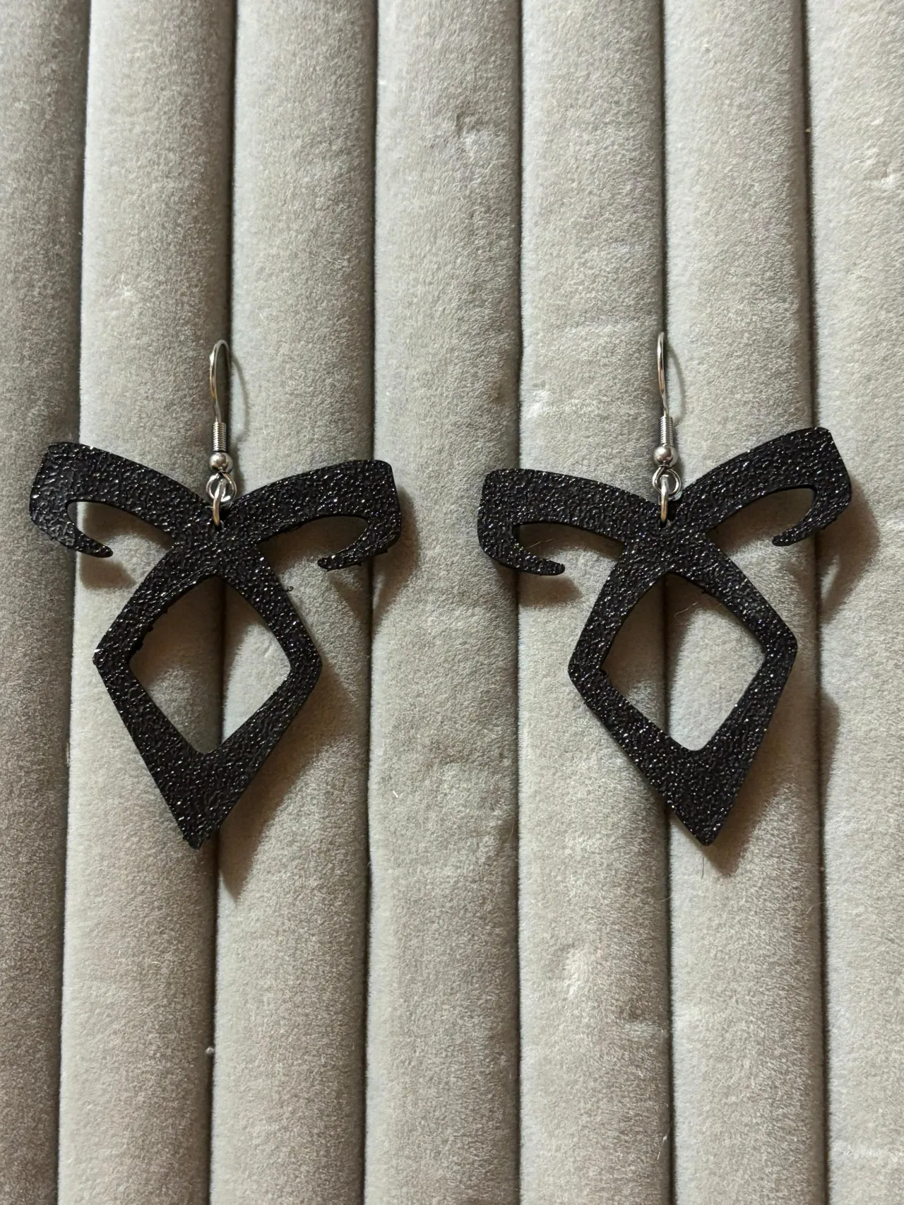Orecchini Runa Potere Angelico Shadowhunter view 2